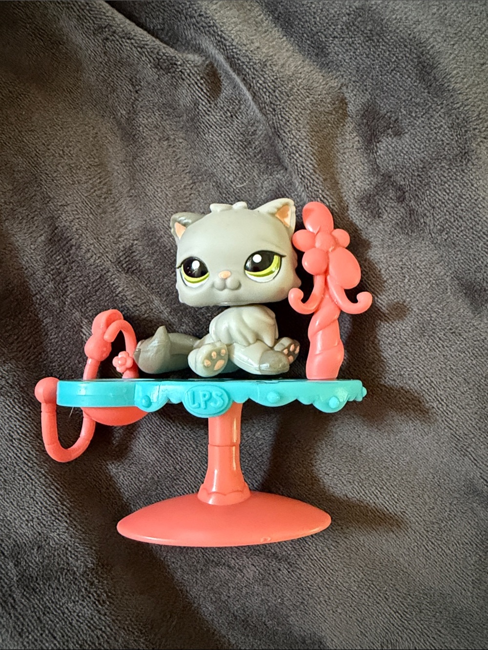 Littlest Pet Shop #1159 Gray Persian Cat released by Hasbro with Grooming Table